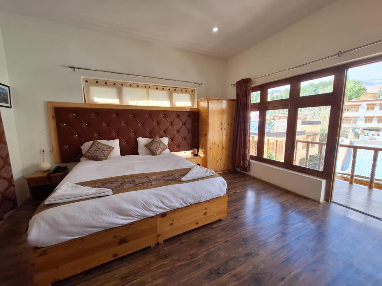 Fox Guest House Ladakh By Lexstays เลห์ ภายนอก รูปภาพ